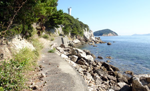 刈又埼灯台へ続く道